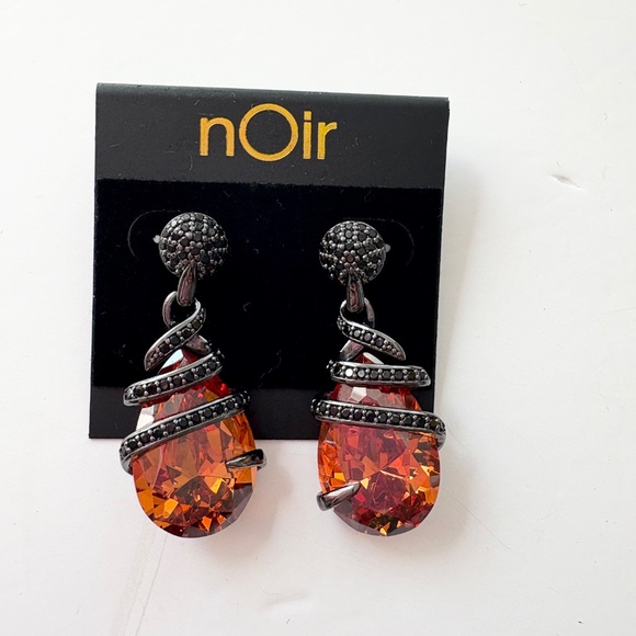 Noir NYC spiral hugging earrings - Picture 4 of 7